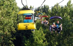 شاهد.. رجل يتدلى في الهواء من مركبة ملاهي والنهاية مروعة