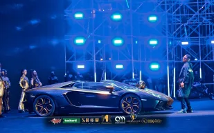 سعر سيارة محمد رمضان المطلية بالذهب بعد ظهورها في حفله الأخير (فيديو)