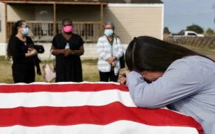 سيدة تكتشف خيانة زوجها أمام نعشه الفارغ وتطالب بتعويض 8.5 مليون دولار!