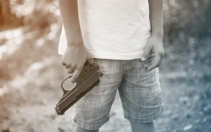 «اعتقد أنه لعبة»..طفل يقتل أمه بعيار ناري!