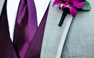 ماذا يفعل عريس معلقاً على عمود إنارة وسط الطريق العام؟ (فيديو)