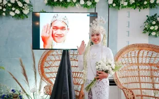 عريس يضطر لحضور زفافه عبر «الفيديو كول» لسبب غريب (فيديو)