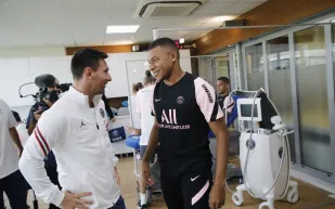 ماذا فعل ميسي مع راموس ومبابي ونيمار في أول تدريب له (فيديو)