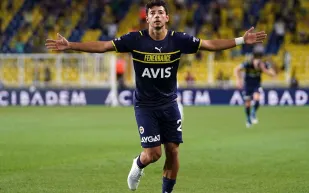 لاعب يتعرض لموقف محرج أثناء احتفاله بهدفه على طريقته الخاصة (فيديو)