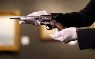 بيع مسدس استخدم في قتل سفاح بـ 6 ملايين دولار! (صور)