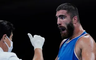 غرائب الأولمبياد.. ملاكم يرفض الخروج من الحلبة اعتراضاَ على الحكم! (فيديو)