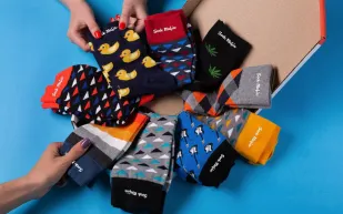 كيف تحول شاب إلى مليونير من بيع الجوارب؟