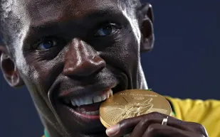 سبب خفي وراء عض أبطال الأولمبياد لميدالياتهم الذهبية