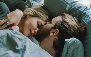 لماذا يجب على الأزواج النوم معاً في نفس الوقت؟ فوائد مذهلة