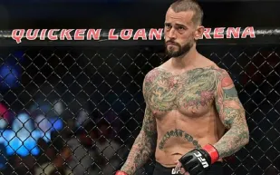 بعد غياب 7 سنين.."سي إم بانك" يعود لحلبة المصارعة ويوزع آيس كريم (فيديو) 