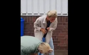 شاهد مكنسة كهربائية تشفط وجه فتاة في مغسل سيارات (فيديو)