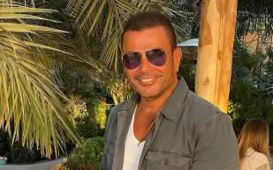 هذا ما فعله عمرو دياب مع الطفلة خديجة مريضة السرطان (فيديو)