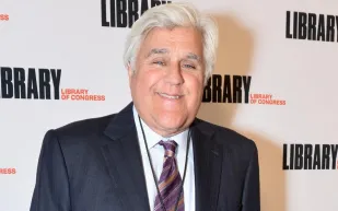 مذيع يتعلق بمقدمة طائرة أثناء تحليقها فوق البحر (فيديو)