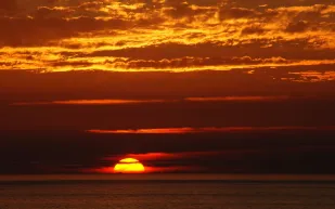 شاهد صورة الشفق الأحمر أعلى جبل "شذا" في السعودية