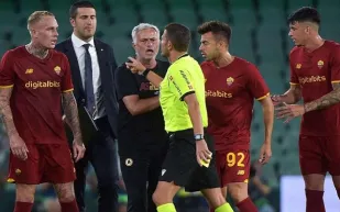 تفاصيل شجار وطرد "جوزيه مورينيو" في أول ظهور له مع روما (فيديو)