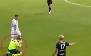 حكم كرة قدم يعتذر للاعب أثناء المباراة بطريقة جديدة (فيديو)