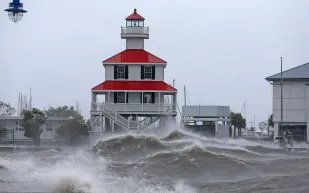 في ظاهرة غير عادية.. إعصار "إيدا" يعيد مياه نهر المسيسيبي إلى الوراء (فيديو)