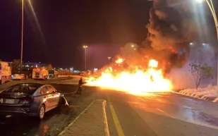 حريق هائل يلتهم ناقلة نفط و 10 سيارات على طريق مكة - جدة (فيديو)