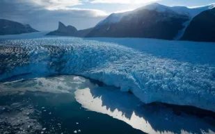 حبات البرد تكسو عدداً من مدن المملكة رغم ارتفاع الحرارة (فيديو)