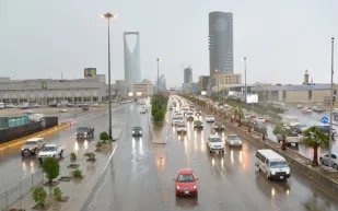 انهيارات صخرية بسبب الأمطار الغزيرة في فيفاء (فيديو)