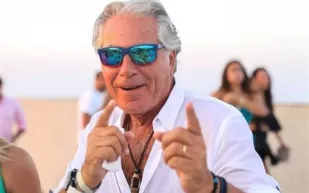 مصطفى فهمي يثير ضجة في عيد ميلاده الـ 79 (فيديو)