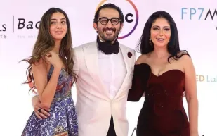 بعد أن نشر فيديوهات لها.. منى زكي تهدد أحمد حلمي (فيديو)