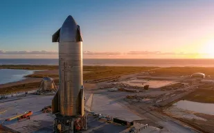 شركة أمريكية تجمع أطول صاروخ في التاريخ (فيديو)