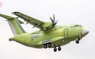 شاهد طائرة تحترق في الجو قبل أن تسقط وتتحطم