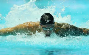 لماذا يرتدي السباحون في أولمبياد طوكيو قبعتين؟!