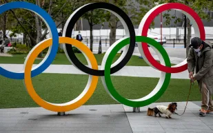 غرائب أولمبياد طوكيو.. ماذا فعل رياضيون قبل الرحيل؟