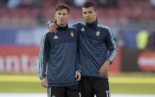 هل يرحل سيرجيو أغويرو عن برشلونة بسبب ميسي؟!