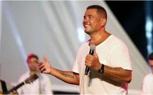 حقيقة إطلاق قنابل غاز في حفل عمرو دياب