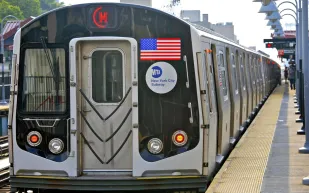 رجل ينقذ معاقًا من الموت بعد سقوطه وكرسيه المتحرك على سكة قطار (فيديو) 