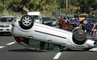 رجل ينجو من الموت بأعجوبة.. تصدمه سيارة مسرعة فيستقر فوقها (فيديو) 