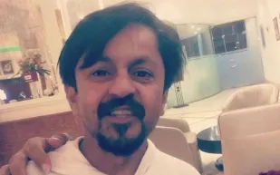 ماذا قال الممثل الباكستاني فرحان العلي في أول ظهور له بعد ترحيله من الكويت؟! (فيديو)