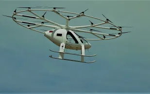 لأول مرة في التاريخ طائرة تعمل بالكهرباء تحلق في السماء (فيديو)