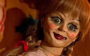 «أنابيل» تتسلل لأرض الواقع برسالة رعب في جدار منزل بريطاني