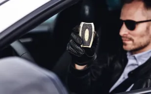 هل يستحق أغلى مفتاح سيارة في العالم نصف مليون دولار؟ (فيديو) 