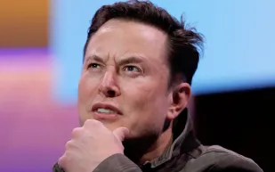 «إيلون ماسك» يصنع الحدث برحلة فضائية لم يقُم بها مدني من قبل