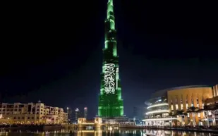 برج خليفة يكتسي بالأخضر احتفالاً باليوم الوطني الـ91