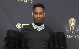 «بيلي بورتر» بزي طائر أسود وجواهر بمليون دولار! (صور)