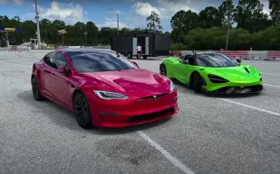 منافسة شرسة بين تيسلا S بلايد و ماكلارين 765LT (فيديو)