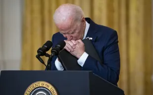 ذاكرة الرئيس الأمريكي الضعيفة تضعه في موقف محرج (فيديو)