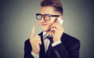 لماذا يكذب الرجال على زوجاتهم ؟ 8 أسباب تجيبك