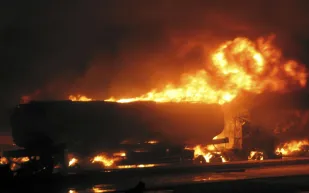 شاب شجاع يغامر بحياته لإنقاذ قرية كاملة من شاحنة محترقة (فيديو)