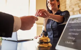 عندما يبتسم الحظ.. عامل فندق يرث ثروة من أحد النزلاء