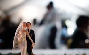 أصدقاء عريس يتسببون في كسر عموده الفقري!