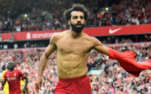 أقرب للخياشيم! ما السر وراء عضلات محمد صلاح الغريبة؟ (فيديو)