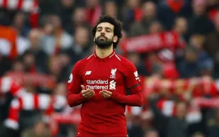 لفتة إنسانية رائعة من محمد صلاح مع مشجع صغير (فيديو)
