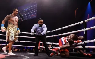 خسارة مهينة لبطل العالم في نزال علق عليه «دونالد ترامب» (فيديو)